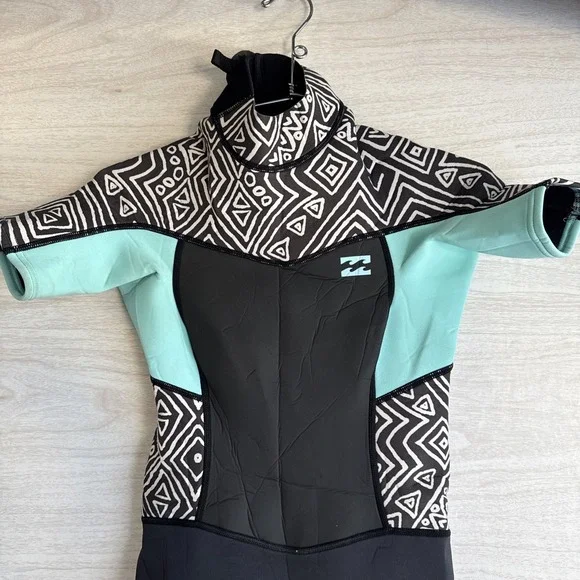 Billabong Synergy 2mm back zip spring shorty wetsuit in the Geo Diamond pattern - Picture 3 of 16
